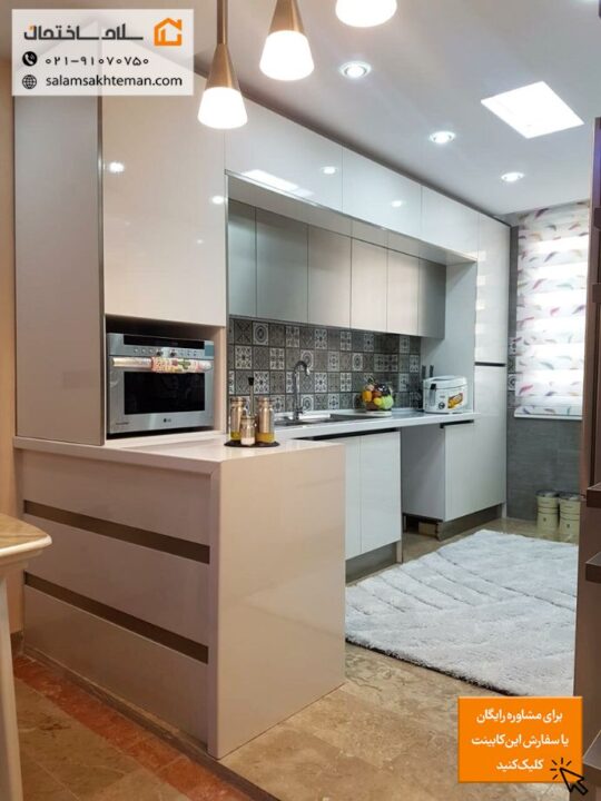 آشپزخانه کوچک با کابینت هایگلاس سفید
