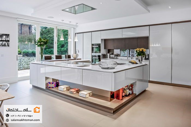 کابینت هایگلاس با جزیره سفید