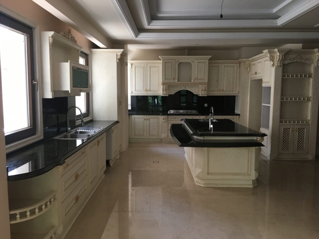 کابینت کلاسیک چوب طبیعی سفید دارای تاج و سرستون