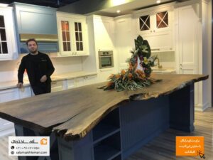 صفحه کابینت چوب طبیعی با طرحی خلاقانه و لبههای نامنظم چوب طبیعی