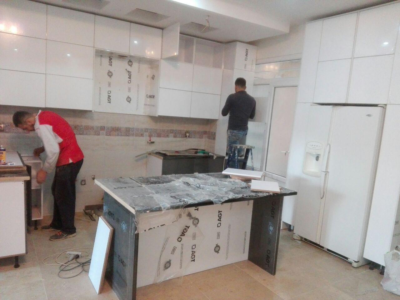 نصب کابینت آشپزخانه هایگلاس سفید براق توسط نصاب کابینت