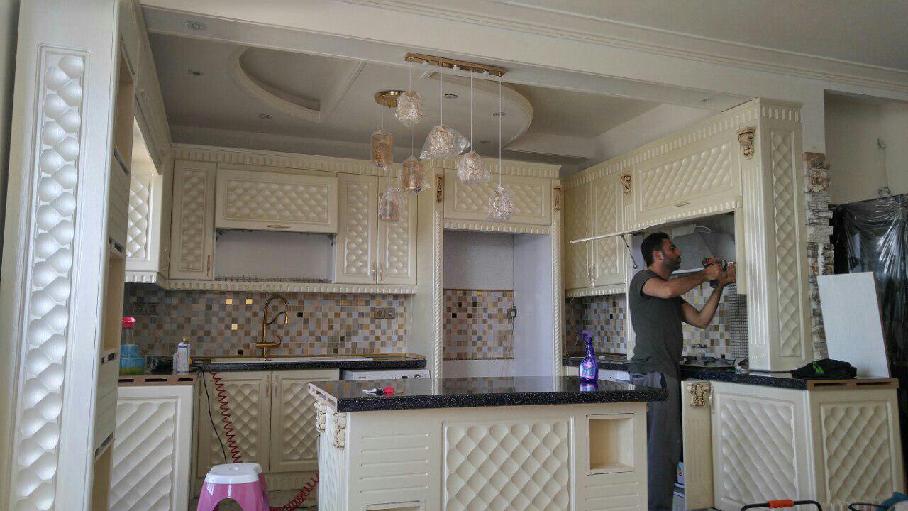 جدول قیمت نصب کابینت آشپزخانه در سال 1405؛ اجرت نصاب کابینت