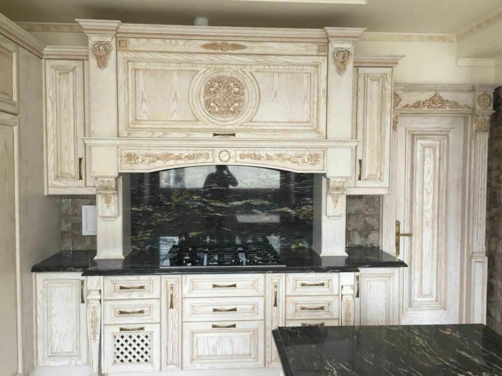 کابینت آشپزخانه ممبران طرح چوب نمای روبرو از کاور هود منبت کاری شده