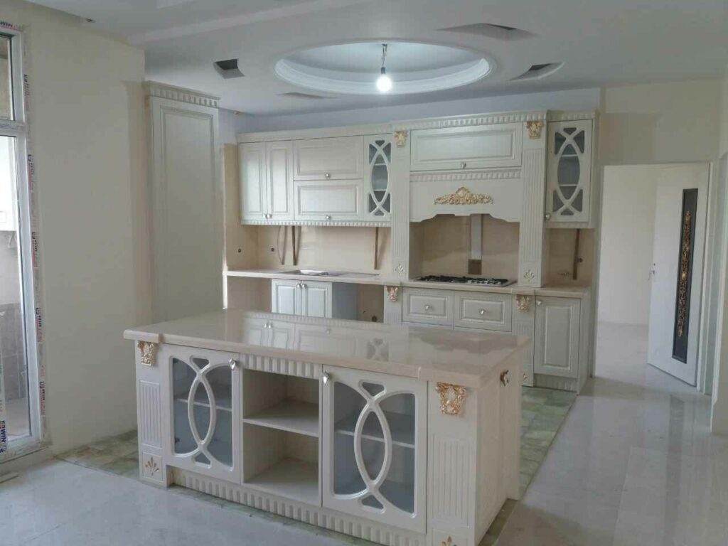 کابینت ممبران سفید کلاسیک با سرستون های طلایی در آشپزخانه کوچک
