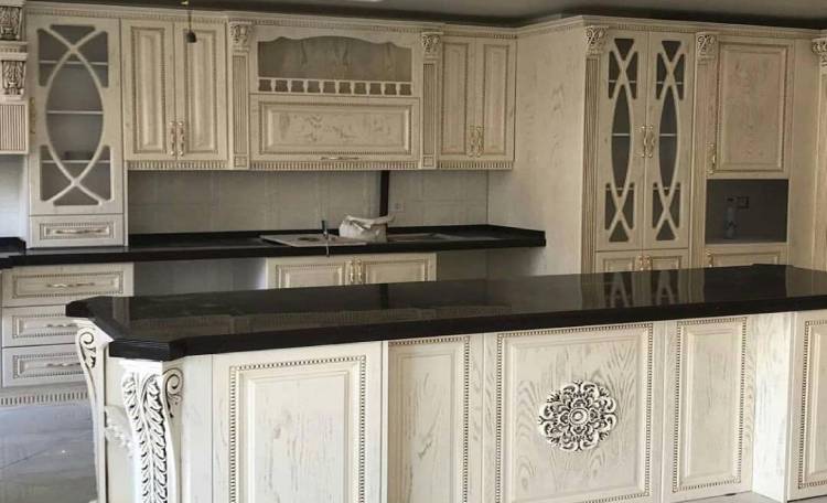کابینت ممبران کلاسیک با صفحه کابینت سنگی تیره و اپن جزیره