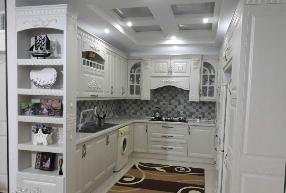 کابینت ممبران کلاسیک سفید صدفی یو شکل با صفحه کابینت سفید و شلف
