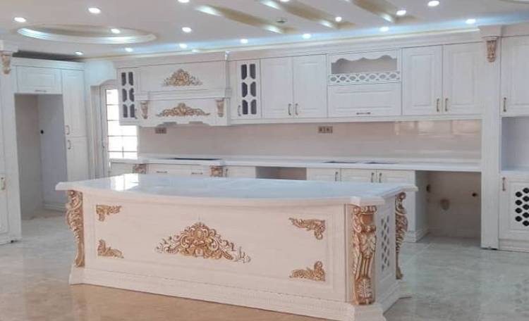 کابینت ممبران کلاسیک سفید با منبت کاری های طلایی روی اپن جزیره و سایر کابینت ها