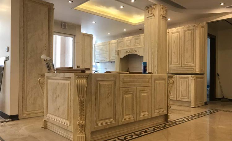 کابینت کلاسیک ممبران سفید با طرح چوب و ستون در کنار اپن