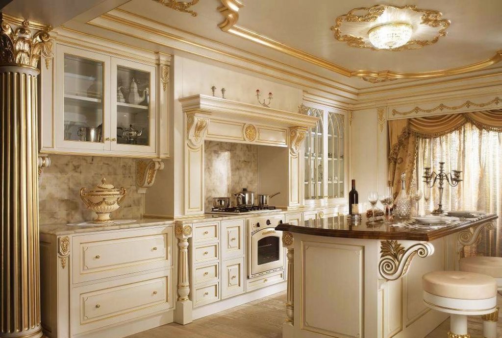 کابینت ممبران و جزیره کلاسیک سفید صدفی با منبت کاری طلایی و صفحه کابینت سنگی و درب کابینت ویترینی