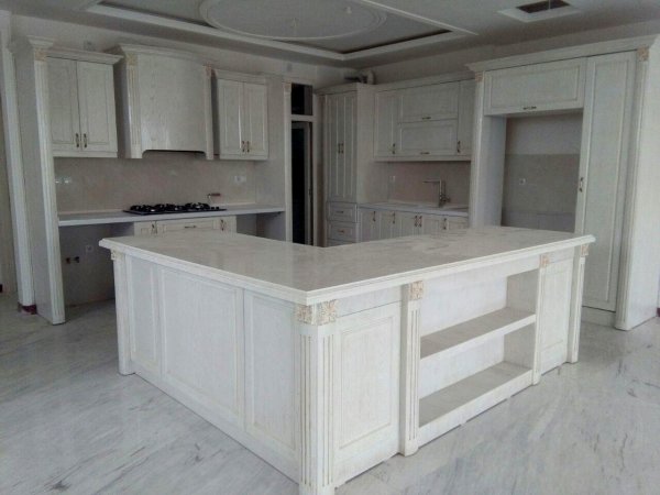 کابینت آشپزخانه ممبران سفید با صفحه کابینت سفید و منبت کاری