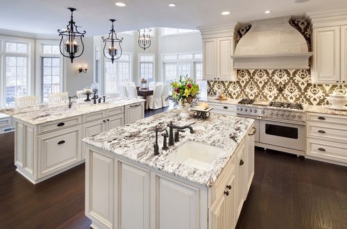کابینت ممبران نئوکلاسیک سفید با جزیره و صفحه کابینت طرح سنگ طوسی سفید