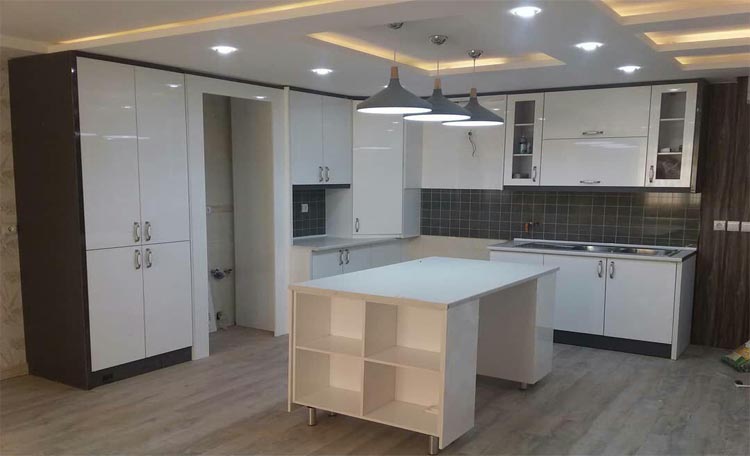 جزیره هایگلاس سفید و کابینت مدرن هایگلاس