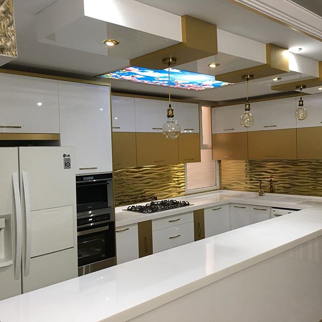 کابینت هایگلاس سفید طلایی + 30 مدل لاکچری برای آشپزخانههای مدرن