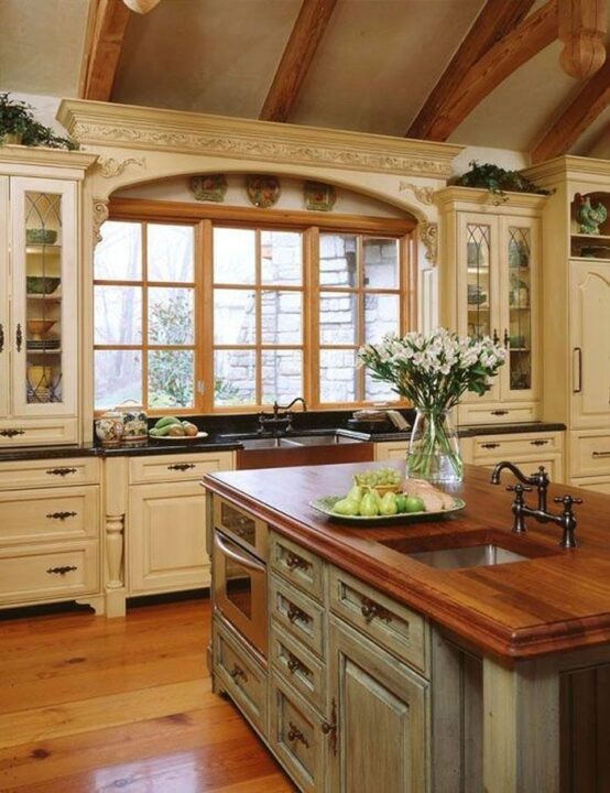 کابینت ایتالیایی کلاسیک دو رنگ سفید و آبی روشن مایل به طوسی