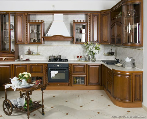 کابینت اروپایی چوبی قهوه ای به سبک کلاسیک با اپن آشپزخانه نیم دایره