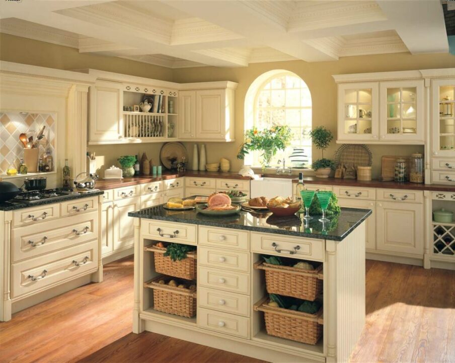 کابینت اروپایی با رنگ قهوهای کرمی مدرن و هود آویزان نقرهای