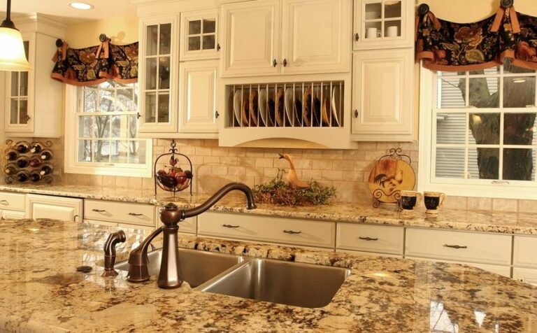 کابینت اروپایی سفید کلاسیک با هود سفید