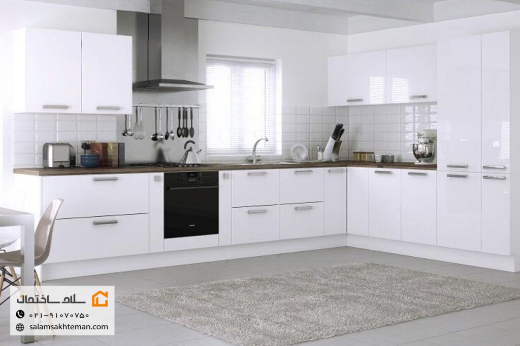 کابینت هایگلاس سفید با دستگیرهی استیل و هود استیل