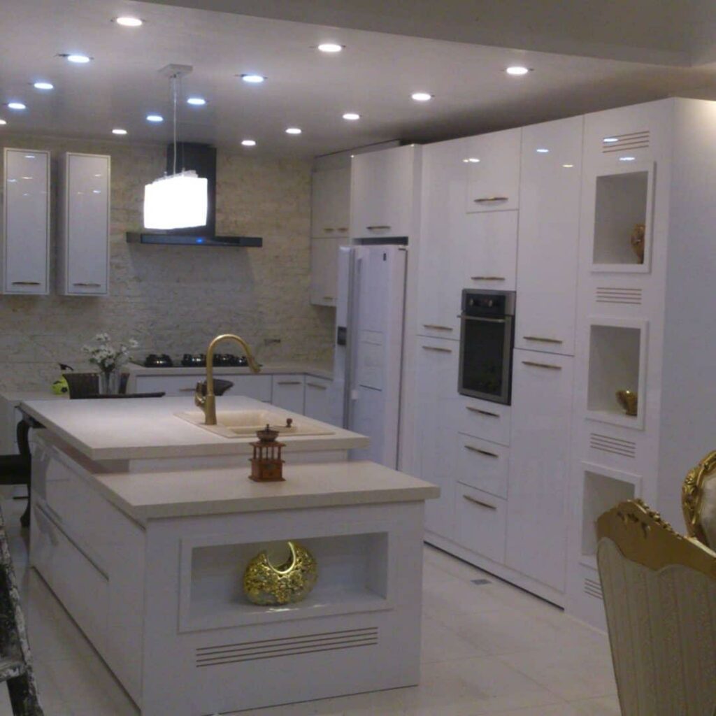 جزیره کابینت هایگلاس پلکانی با سینک ظرفشویی