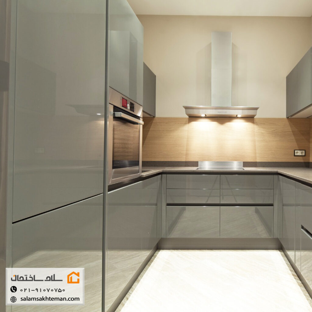 کابینت هایگلاس اکلیلی با رنگ نقره ای با نعنایی دستگیره متری