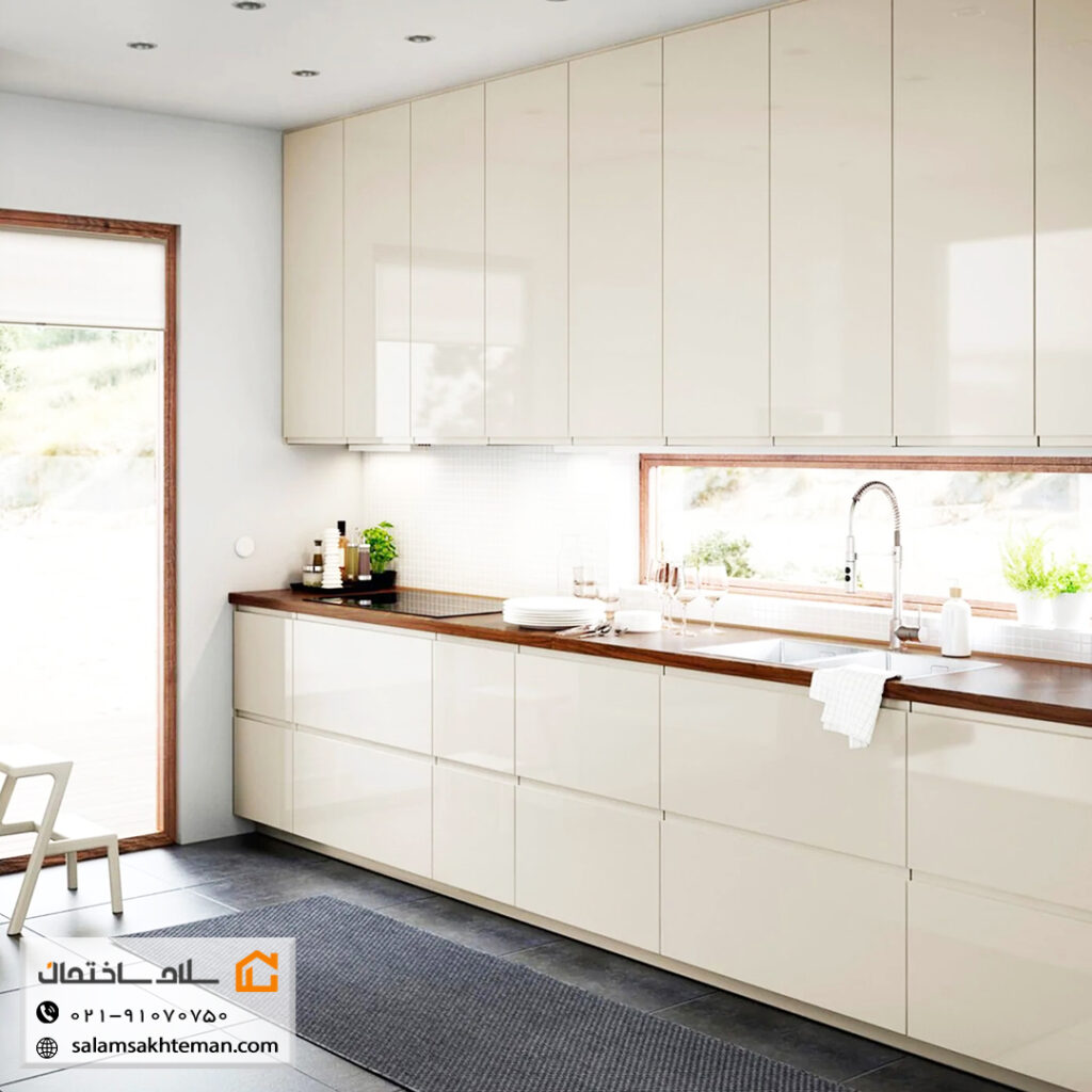 کابینت هایگلاس اکلیلی سفید با صفحه کابینت قهوه ای