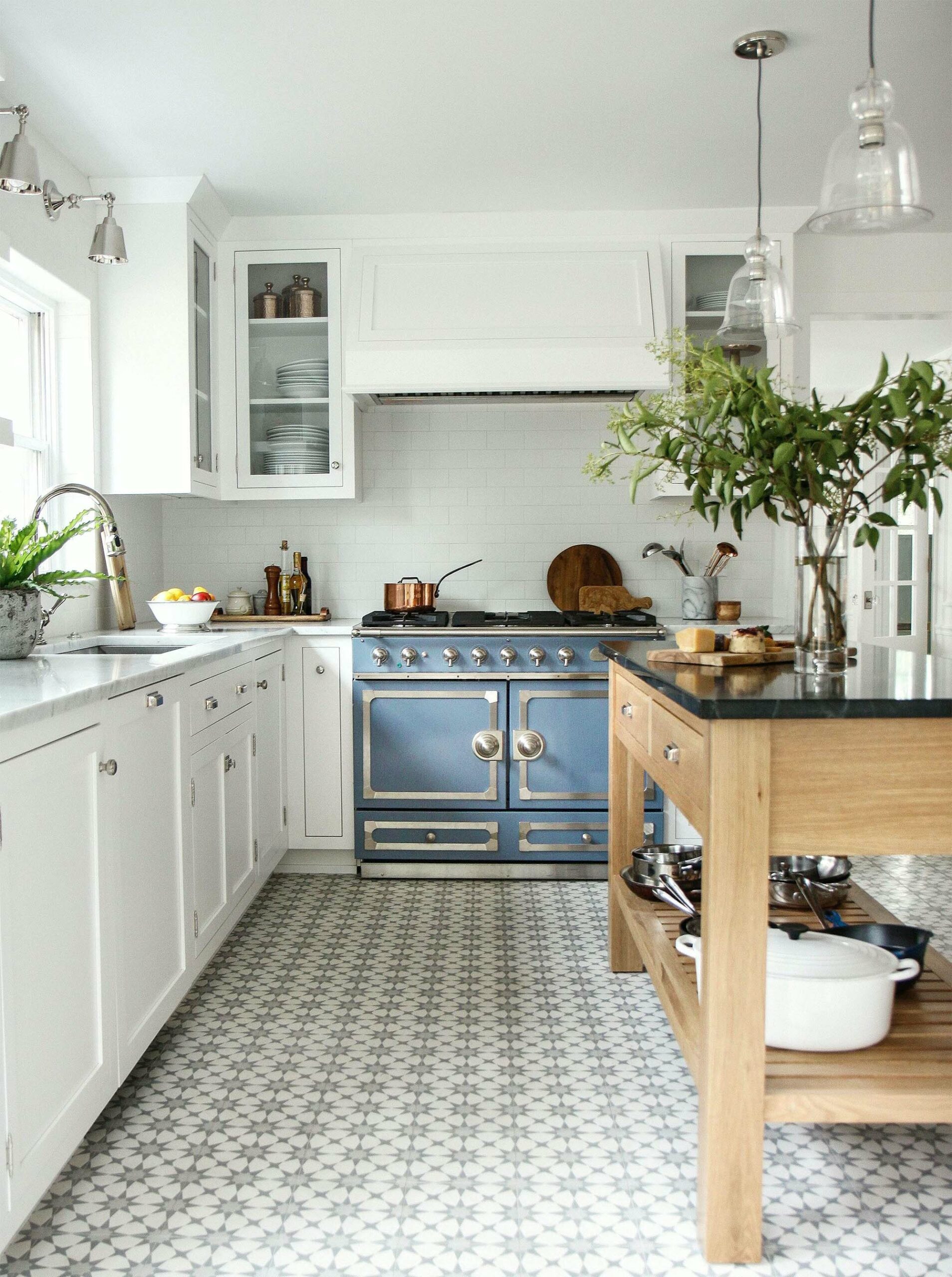 کابینت نئوکلاسیک سفید با جزیره چوبی