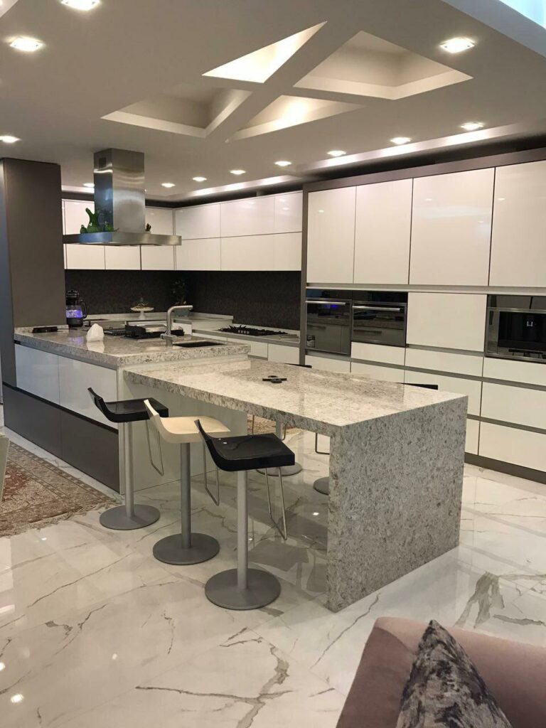 کابینت های گلاس سفید نقره ای + تصاویر فوق العاده از اعجاز رنگ در آشپزخانه