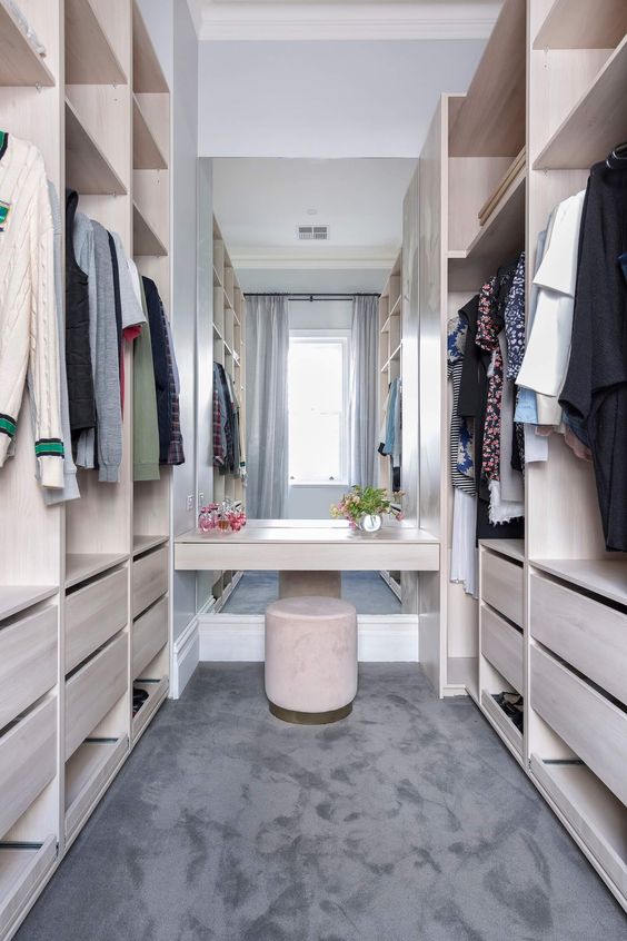 اتاق پرو در خانه (walk in closet) به رنگ سفید دارای آویز لباس