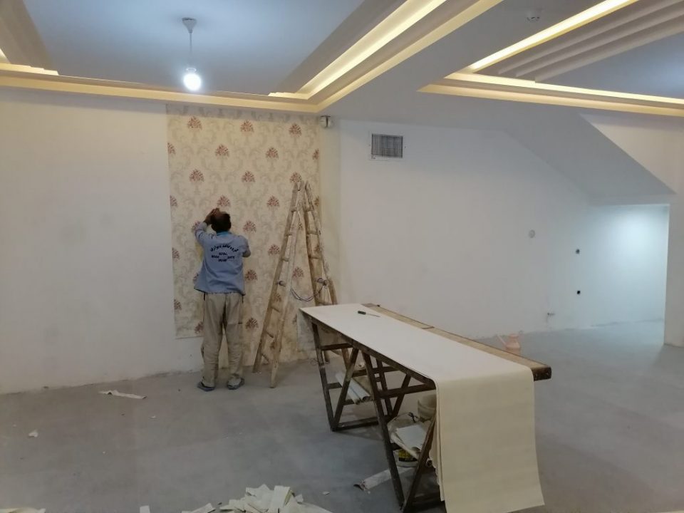 قیمت کاغذ دیواری در پاییز 1405 | راهنمای هزینهها و نکات کاهش هزینه