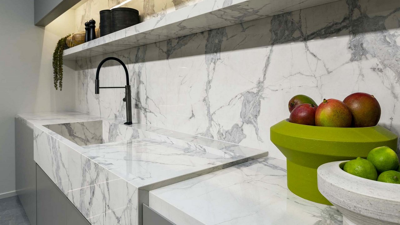 صفحه کابینت آشپزخانه کوارتز سفید با رگه های طوسی