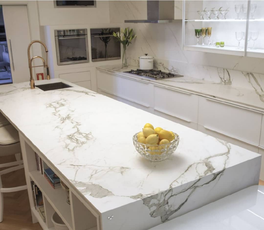 صفحه کابینت سنگ مصنوعی آشپزخانه سفید با رگه های خاکستری زیبا