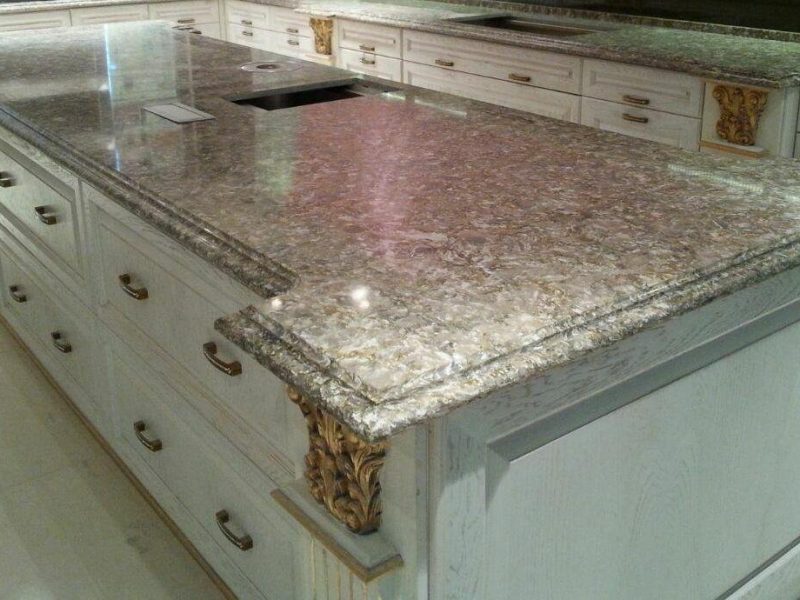 صفحه کابینت سنگ مصنوعی آشپزخانه کلاسیک چند رنگ با ترکیب رنگ طلایی و خاکستری