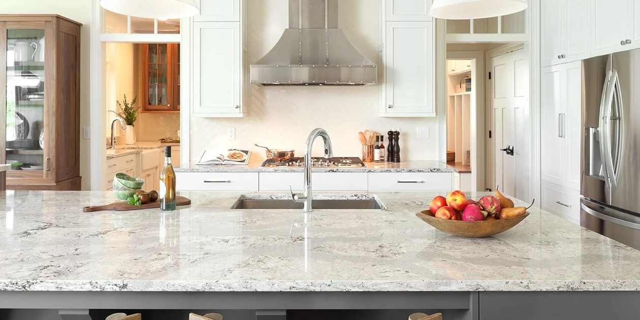 صفحه کابینت سنگی سفید با رگه های خاکستری شلوغ