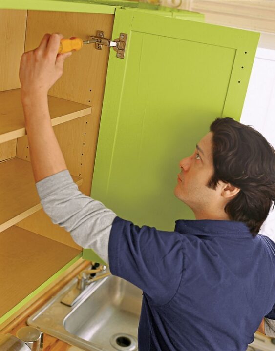 جداکردن اتصالات مثل لولا از درب کابینت در رنگ کاری کابینت