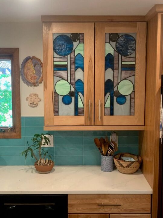 کابینت شیشه ای طرح دار چند رنگ با بدنه طرح چوب
