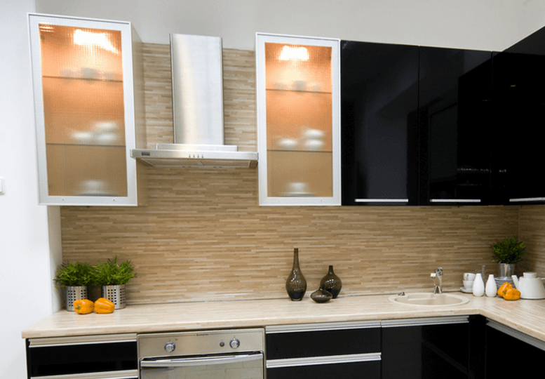 کابینت شیشه ای سفید مشکی با درب شیشهای مات