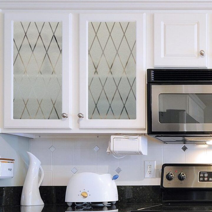 کابینت شیشه ای مات با شیشه طرح لوزی لوزی و بدنه سفید