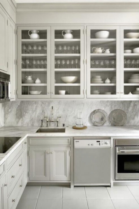کابینت شیشه ای نئوکلاسیک شفاف با بدنه سفید