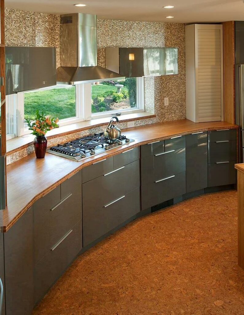 کابینت منحنی طوسی مقعر با صفحه کابینت قهوهای