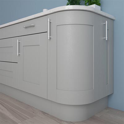 کابینت منحنی با دربهای خاکستری، دستگیرههای خطی و صفحه کابینت سفید