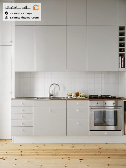 آشپزخانه با کابینت هایگلاس مات و کف چوبی