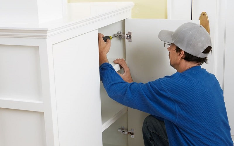 علت بسته نشدن (باز ماندن) درب کابینت چیست؟