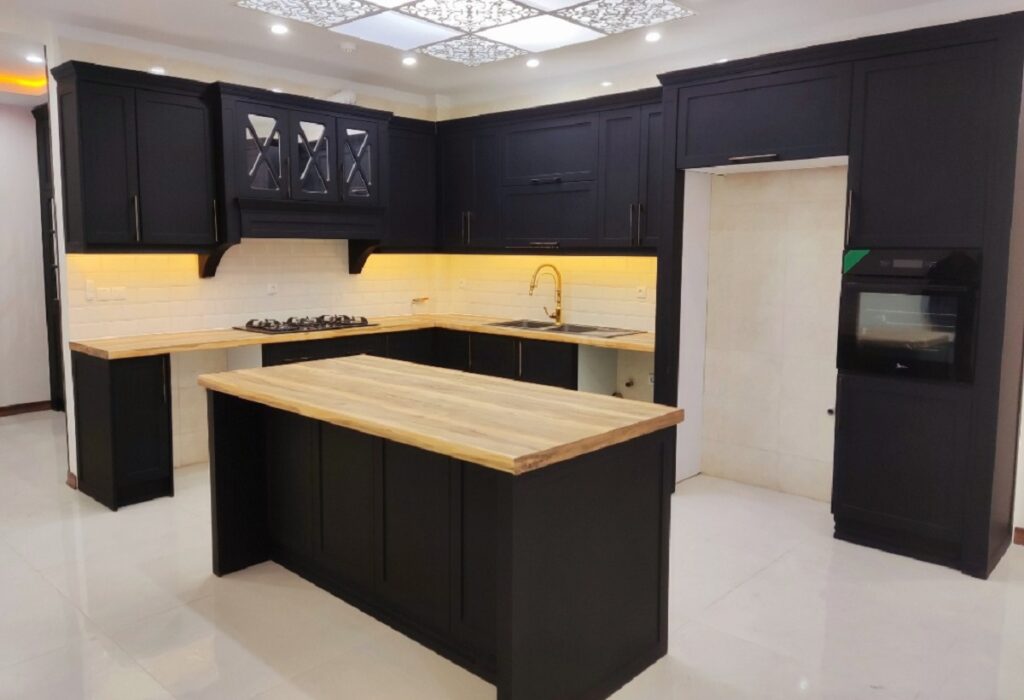 کابینت نئوکلاسیک مشکی دارای جزیره