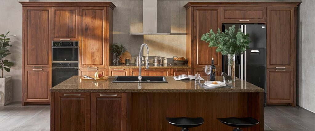 کابینت نئوکلاسیک از جنس چوب و دارای جزیره