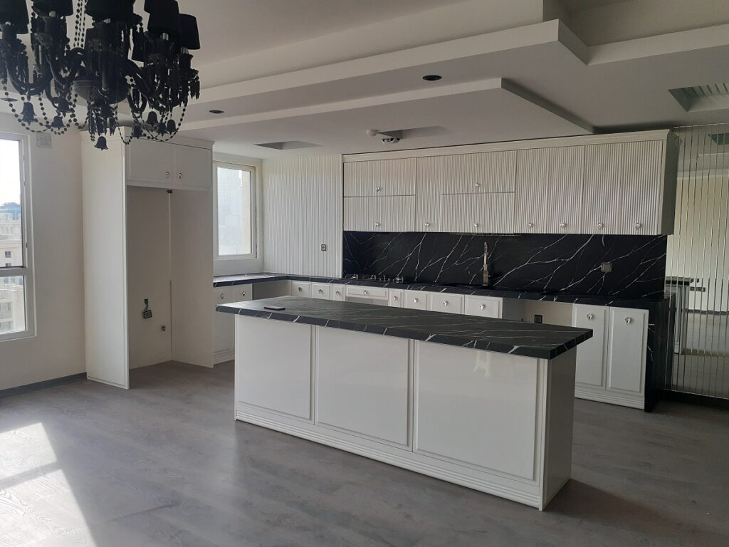 کابینت نئوکلاسیک پولیشی دارای جزیره و رنگ سفید
