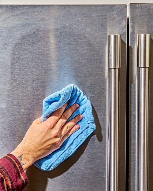 تمیز کردن کابینت استیل به کمک دستمال نرم