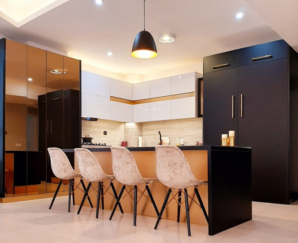 کابینت هایگلاس مدرن به رنگ مشکی طلایی و داراری جزیره
