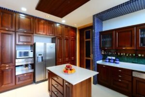 کابینت قهوهای با صفحه کابینت 5 سانتی سفید