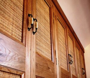 کابینت حصیری قهوهای با دستگیره فلزی دو رنگ