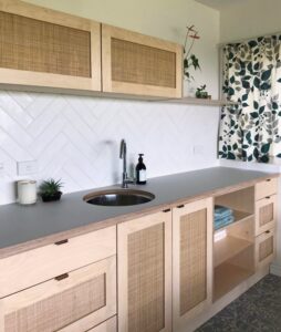 کابینت حصیری قهوه ای روشن و صفحه کابینت طوسی